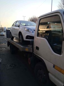 تصویر خودروبر کفی در حال حرکت در جاده کوهستانی شمال