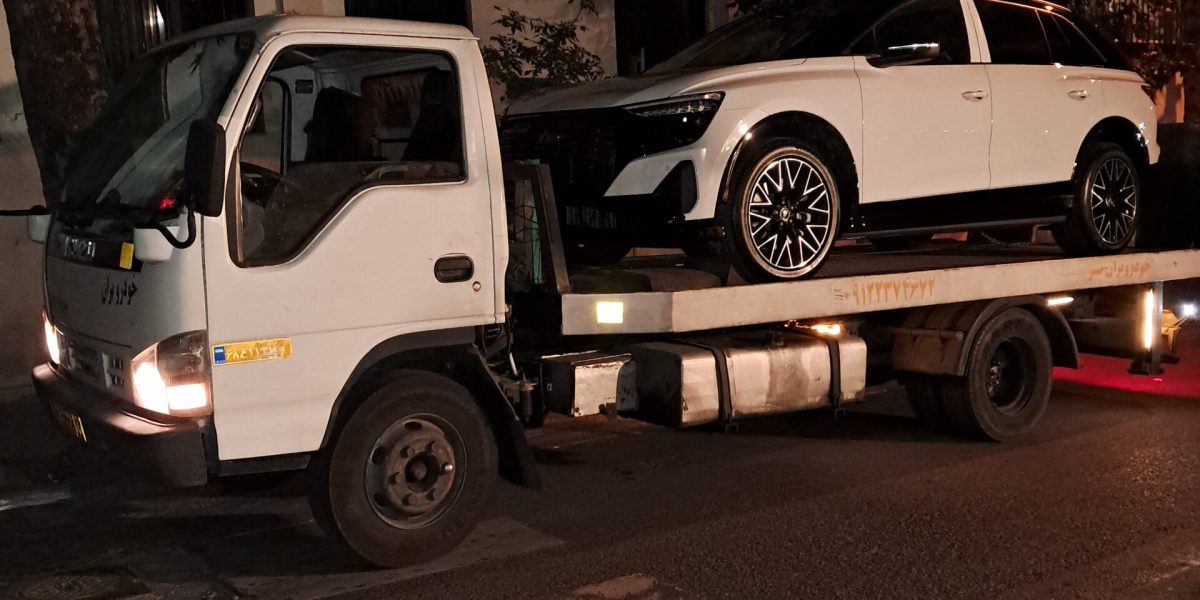 تصویری از تیم خودروبران سبز در طی تلاش شبانه روزی برای تحویل خودرو در مقصد