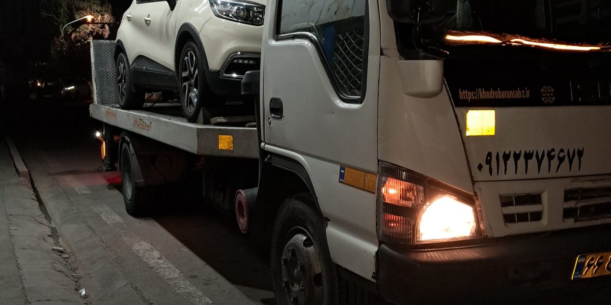 تصویری از جابجایی خودرو در هنگام شب به مقصد بندر عباس