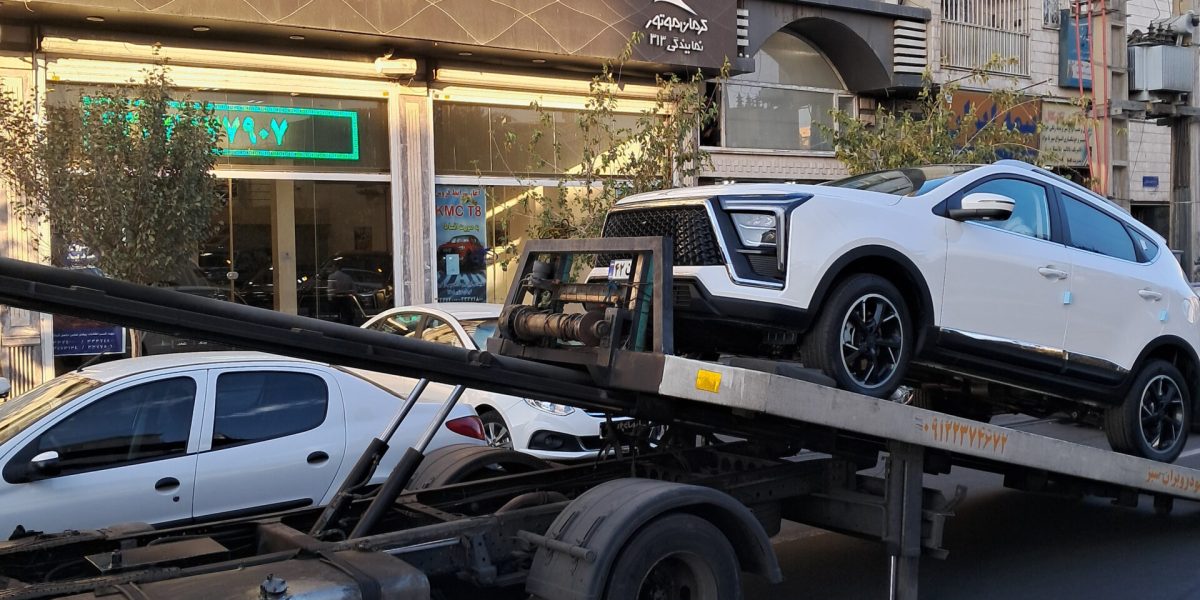 تصویری از نحوه جابجایی خودرو در خروج از کفی و تحویل بار به مشتری